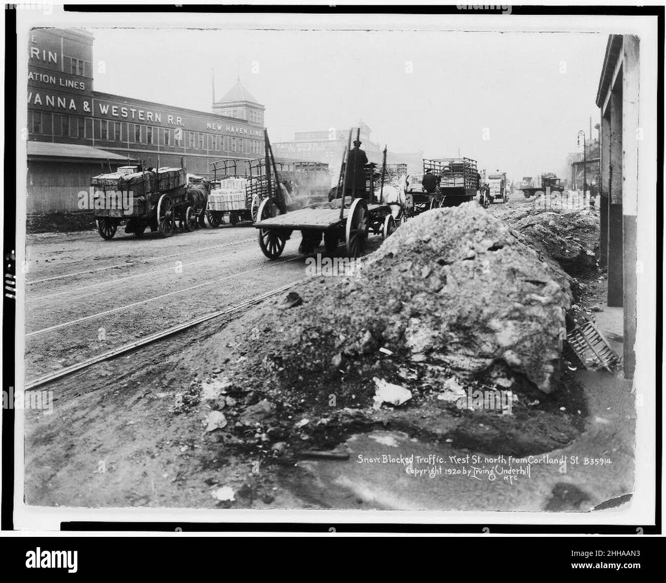 https://c8.alamy.com/comp/2HHAAN3/snow-blocked-traffic-west-st-north-from-cortlandt-st-new-york-city-2HHAAN3.jpg