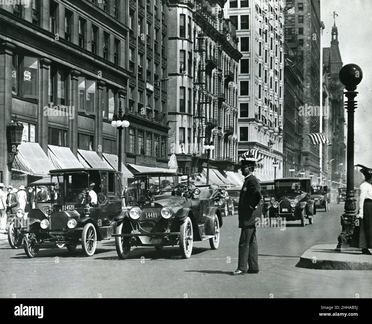 1917, Chicago - Policeman directing traffic Stock Photo