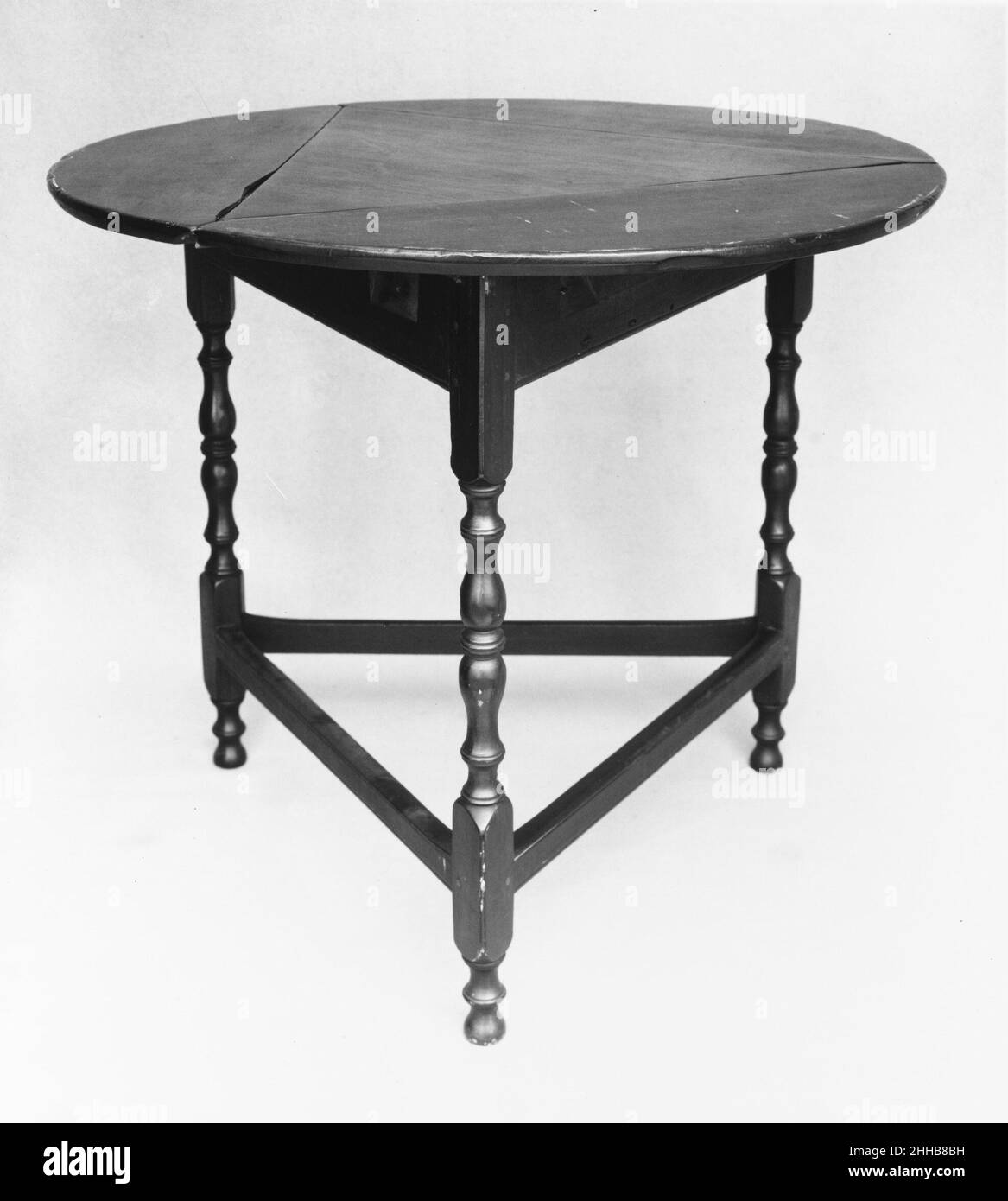 Drop-leaf Table 1725–50 American. Drop-leaf Table  3441 Stock Photo