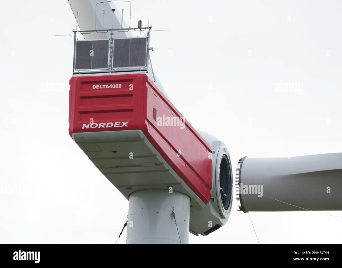 22 January 2022, Brandenburg, Großbeeren: A crane lifts up a rotor blade for one of the new wind turbines at the construction site of the Berlin municipal utility near Sputendorf. A total of three wind turbines from German manufacturer Nordex are being erected on land owned by Berlin's municipal utilities, among others. They measure 180 meters to the blade tip, with the rotor blades attached to the tower tip at 105 meters covering a diameter of 149 meters. Compared with many turbines built to date, this means a rotor diameter that is around 30 meters larger, with a height of around 20 meters l Stock Photo