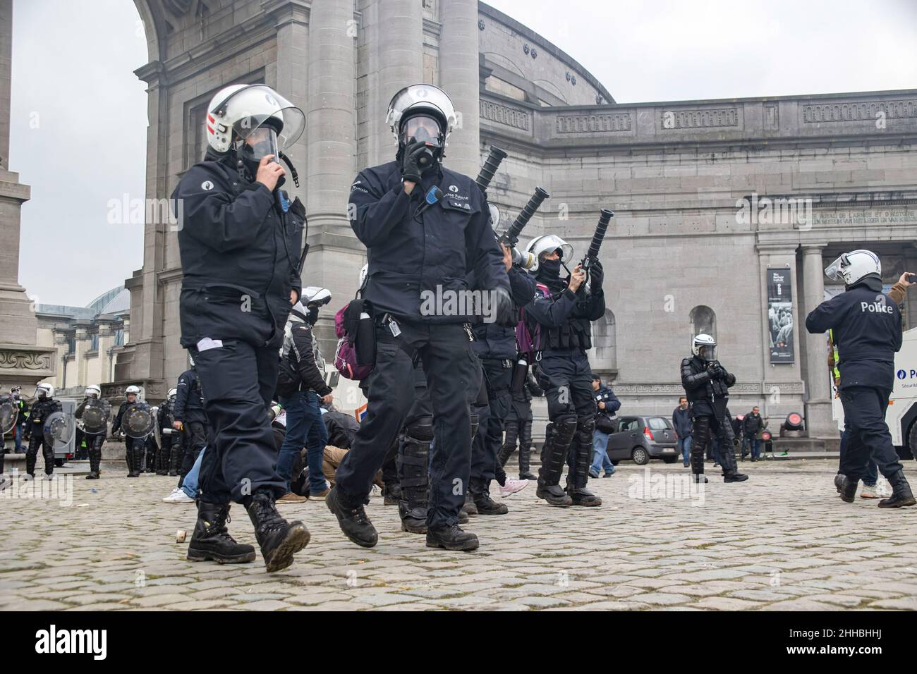 Brussels, Belgium. 23rd Jan, 2022. Police officers are seen in front of the Triumphal Arch during the demonstration. Thousands of people demonstrate against the mandatory vaccination, the QR pass and the Covid-19 Measures in Brussels. Police arrested demonstrators and used tear gas and water cannon after clashes erupt in the Belgian capital with damages of buildings and vehicles. Credit: SOPA Images Limited/Alamy Live News Stock Photo
