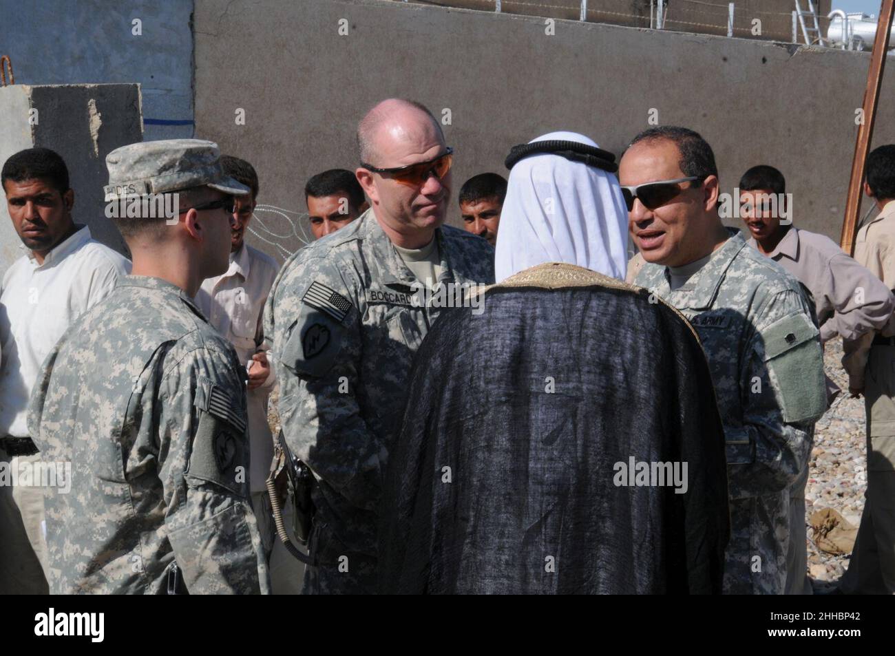 Sons of Iraq receive checks during Iraqi government-sponsored payday Stock Photo