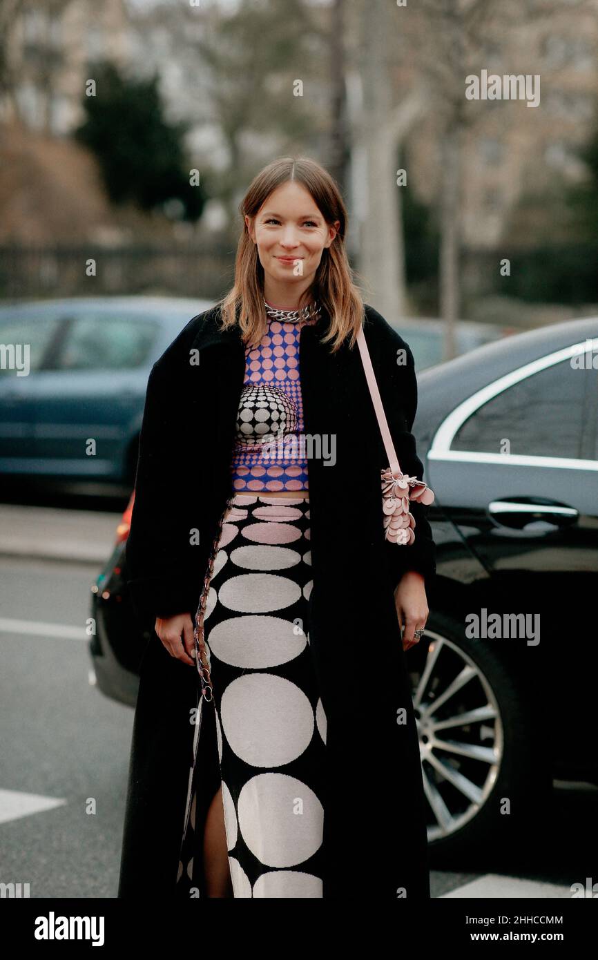 Street style, Diane Rouxel arriving at Paco Rabanne Fall-Winter 2022