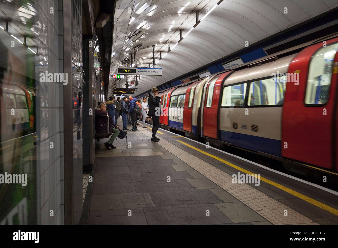 passengers and tube train at Stockwell London Underground station, Northern line platform 2 Stock Photo