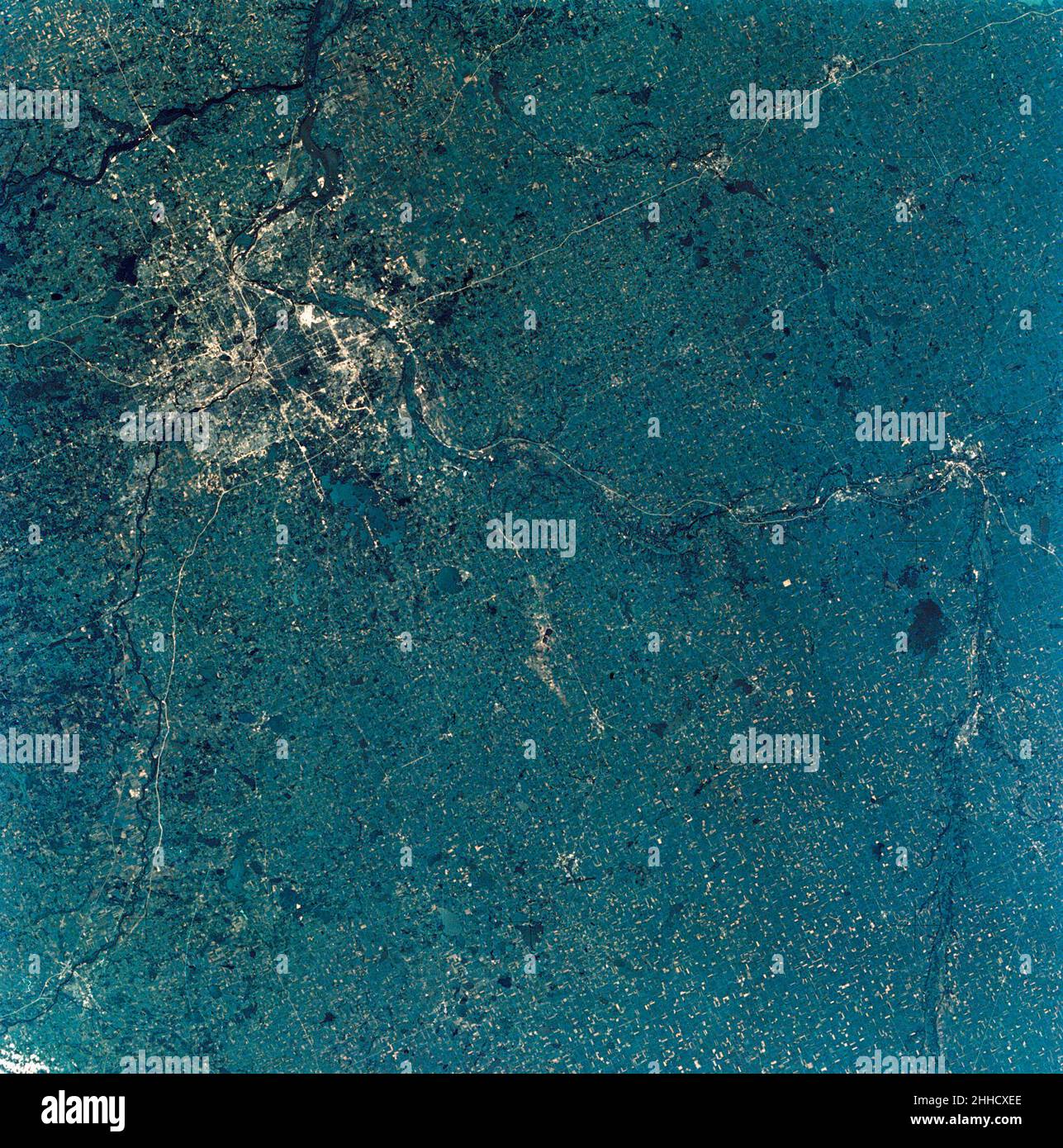 (July-September 1973) --- A near vertical view of the Minneapolis-St. Paul, Minnesota area, as photographed from Earth orbit by one of the six lenses of the Itek-furnished S190-A Multispectral Photographic Facility Experiment in the Multiple Docking Adapter of the Skylab space station. A 150mm lens, with SO-356 high definition Ektachrome film, was used to take this picture. The Mississippi River flows southeasterly through this large metropolitan area. Minneapolis is on the west bank of the Mississippi. The Minnesota River makes a large bend at the southern edge of the picture then flows north Stock Photo