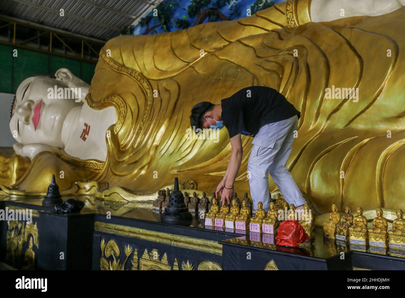 the tradition of cleaning altars and statues of gods at the Buddhist