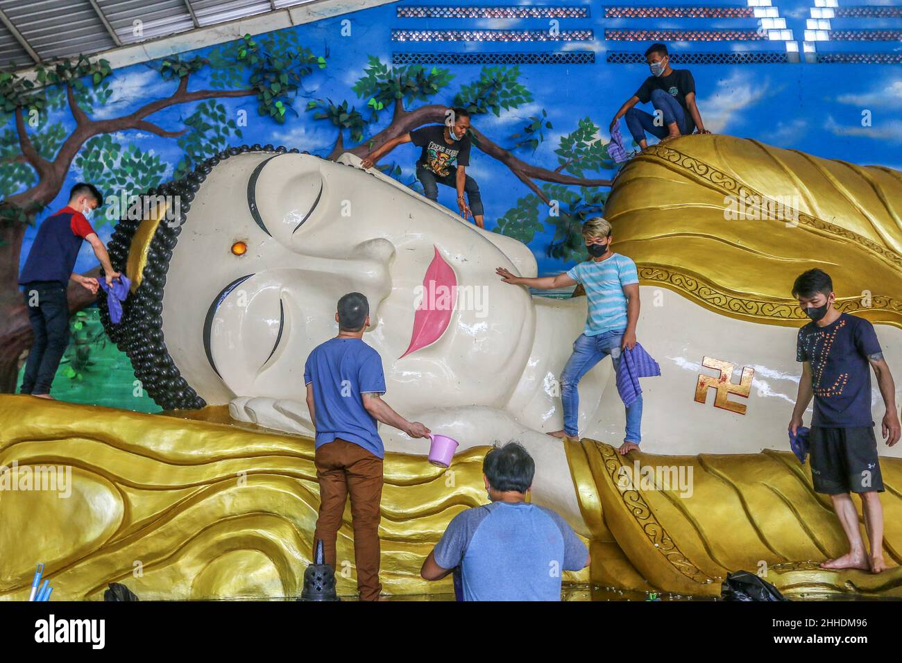 the tradition of cleaning altars and statues of gods at the Buddhist