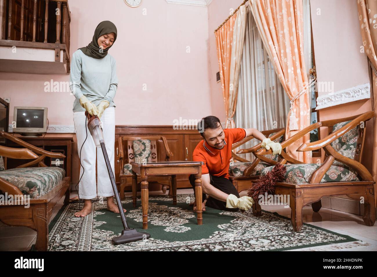 Asian house cleaner cleaning hi-res stock photography and images - Alamy