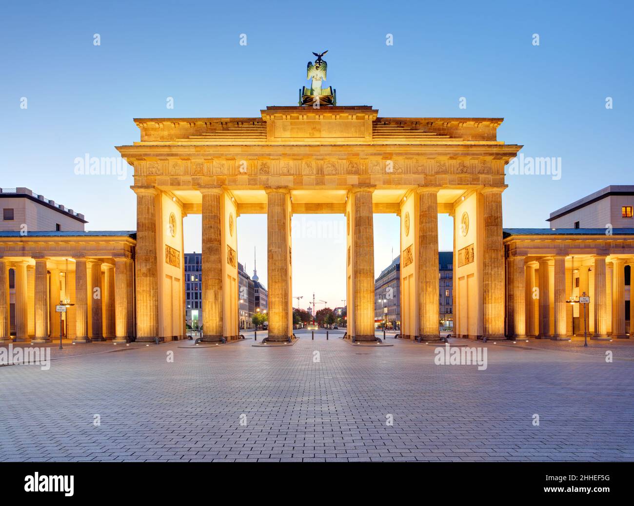Floodlit Brandenburg Gate In Berlin Symbol Of Germany Stock Photo Alamy floodlit-brandenburg-gate-in-berlin-symbol-of-germany-stock-photo-alamy