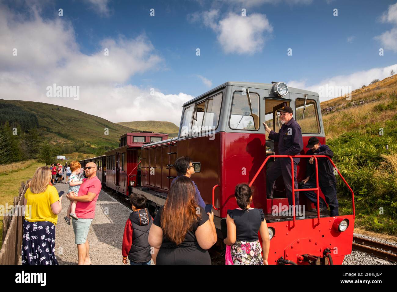 UK, Wales, Merthyr Tydfil, Brecon Mountain Railway, Torpantau, families at diesel locomotive talking to driver Stock Photo