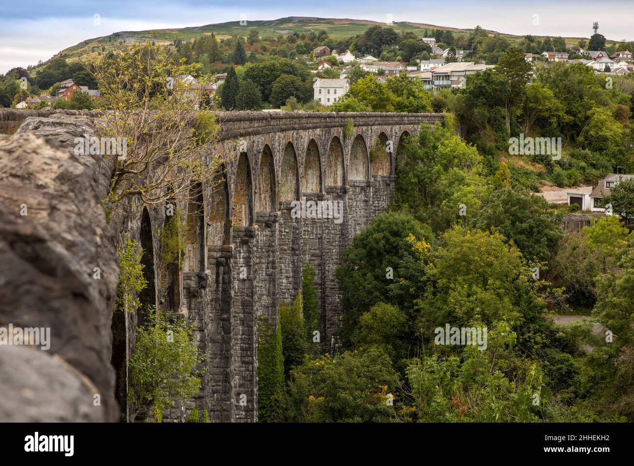 UK, Wales, Merthyr Tydfil, Cefn coed y cymmer, railway viaduct carrying Taff Trail over River Taff Stock Photo