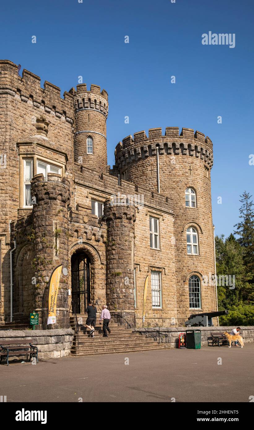 Family visiting castle wales hires stock photography and images Alamy