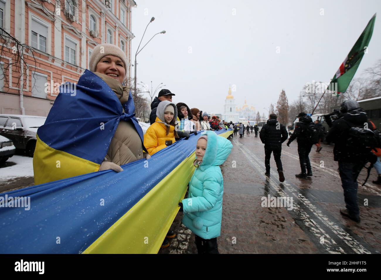 KYIV, UKRAINE - JANUARY 22, 2022 - People hold a 500m(1640ft)-long flag of Ukraine that connected Sofiiska and Mykhailivska Square on Volodymyrskyi Pa Stock Photo