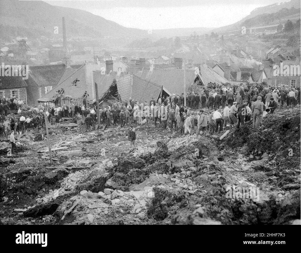 File photo dated 21/10/66 of rescue workers forming a chain to move debris, in an effort to reach children trapped in Pantlas Junior School, at Aberfan, near Merthyr Tydfil, Glamorgan, after it was engulfed by a sliding mountain of slag. The Aberfan clock, which stopped at 9.13am, the moment the Aberfan disaster struck on October 21 1966., has been donated to the Amgueddfa Cymru, the National Museum Wales' permanent collection, and will form part of the collections at St Fagans National Museum of History. Issue date: Monday January 24, 2022. Stock Photo