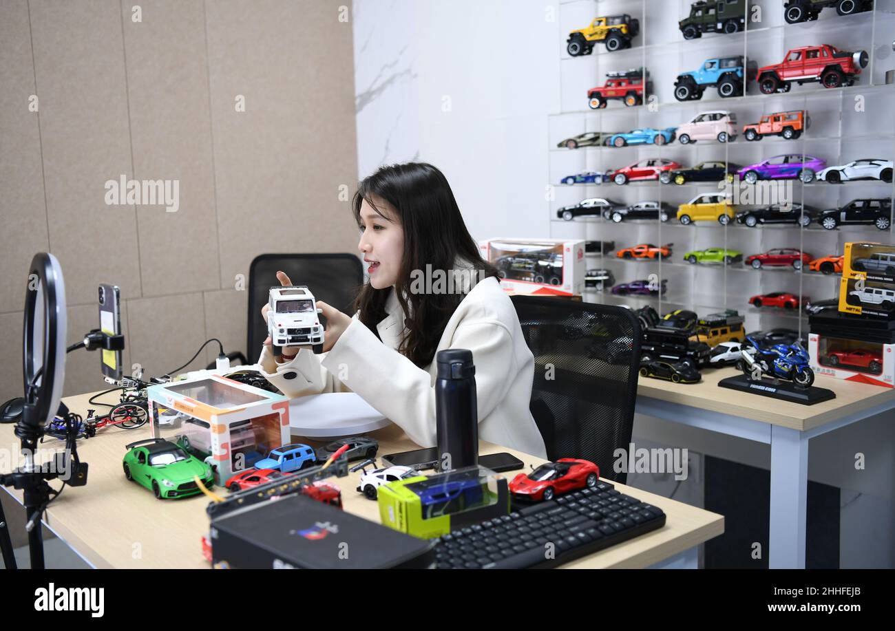 Guangzhou, China's Guangdong Province. 2nd Dec, 2021. A woman promotes toys via livestreaming in Chenghai District of Shantou City, south China's Guangdong Province, Dec. 2, 2021. Credit: Deng Hua/Xinhua/Alamy Live News Stock Photo