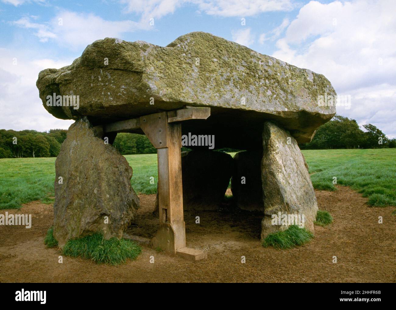 Presaddfed Prehistoric Burial Chamber, Bodedern, Holyhead, Isle of Anglesey. Looking south east at the southern chamber with modern prop. Stock Photo