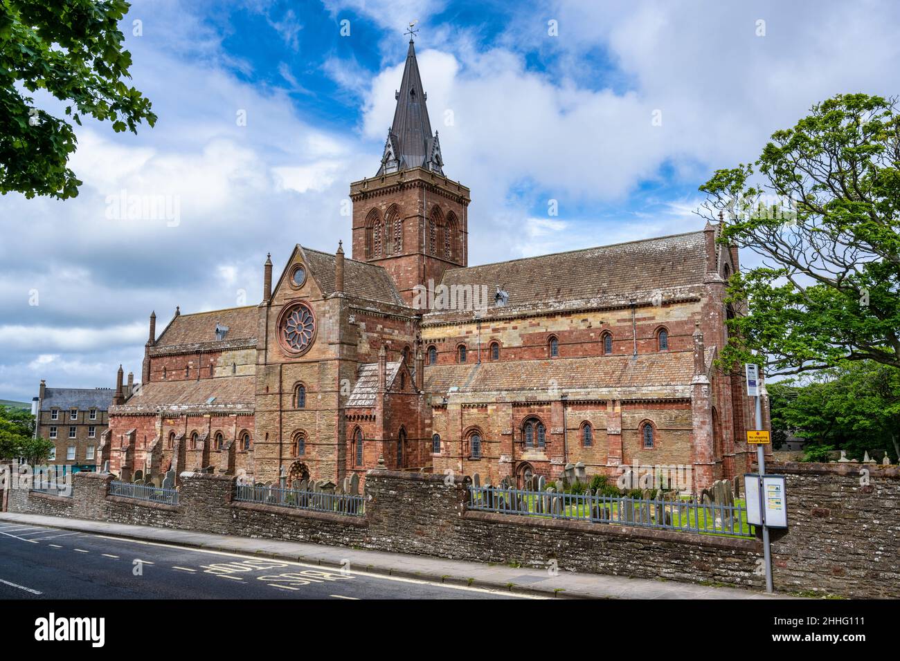 St Magnus Cathedral (south elevation) and Burial Ground in Kirkwall on Mainland Orkney in Scotland Stock Photo