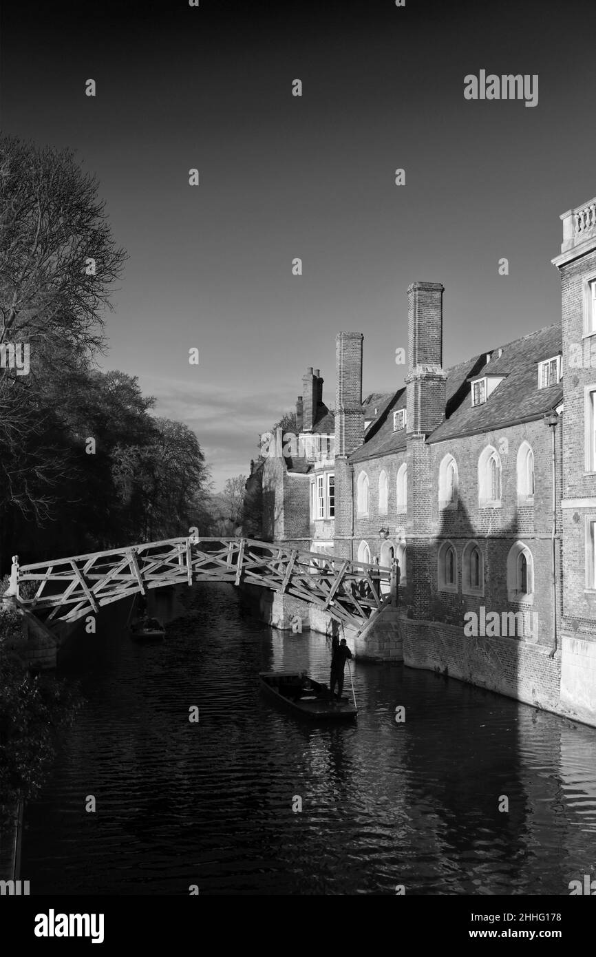 The Mathematical Bridge and Queen's College, river Cam, Cambridge City, England Stock Photo