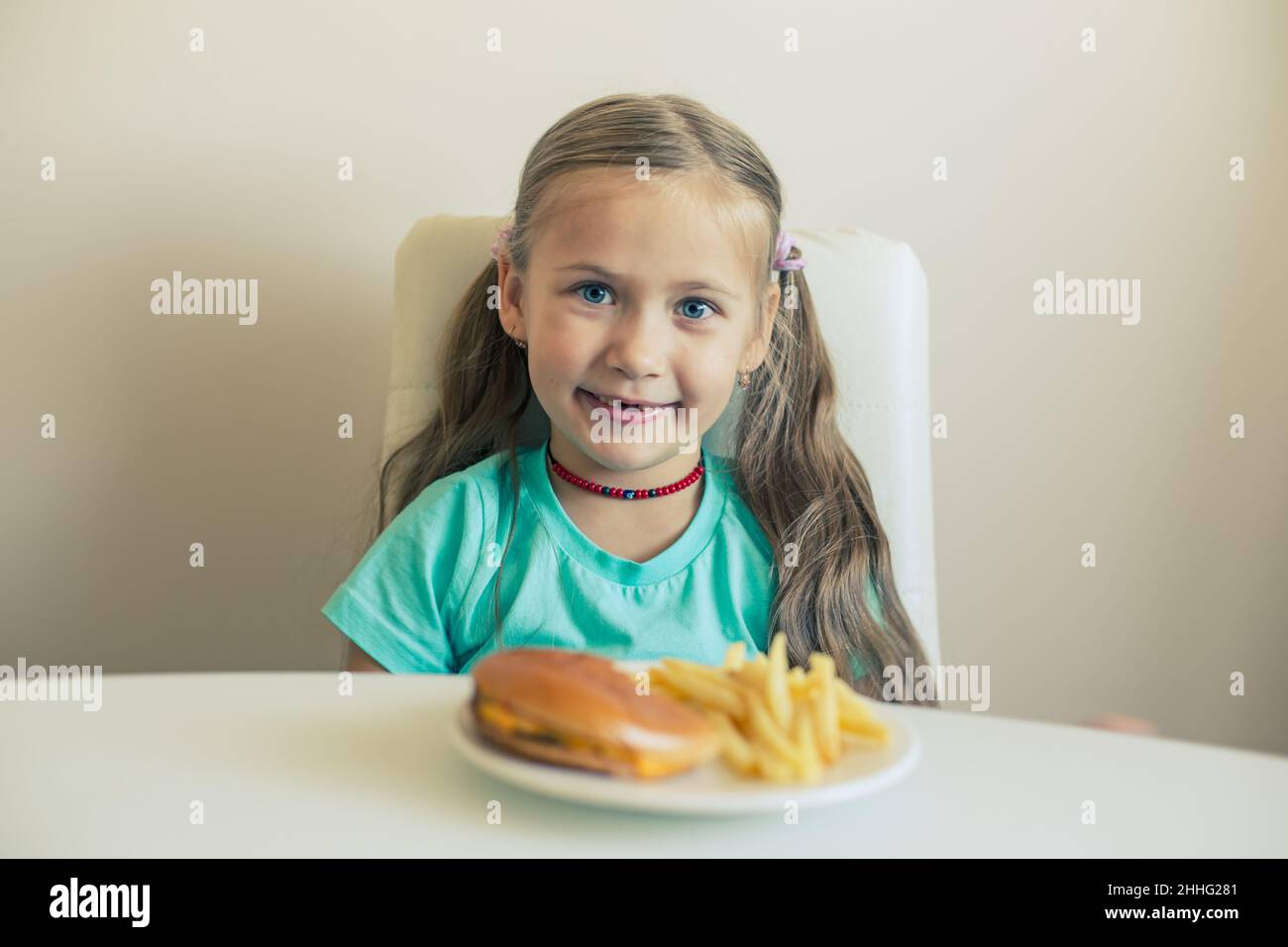 Girl Eating Chips Ketchup Hi res Stock Photography And Images Alamy girl-eating-chips-ketchup-hi-res-stock-photography-and-images-alamy