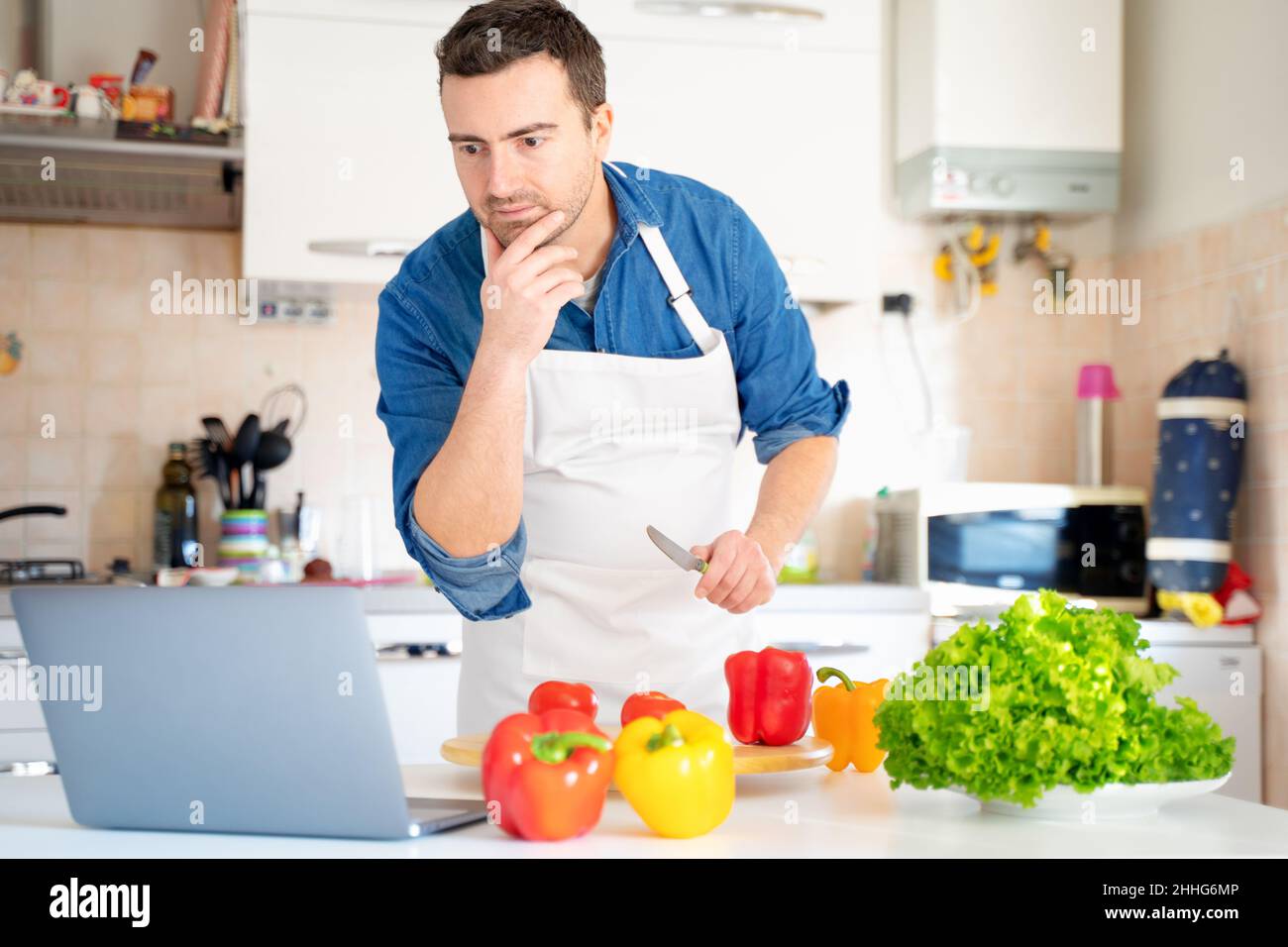 Internet tutorial hi-res stock photography and images - Alamy