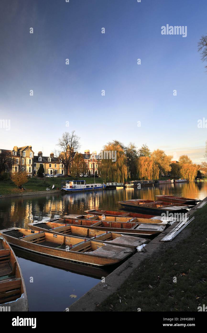 Narrowboats along the river Cam, near Jesus locks, Cambridge City, Cambridgeshire, England, UK Stock Photo