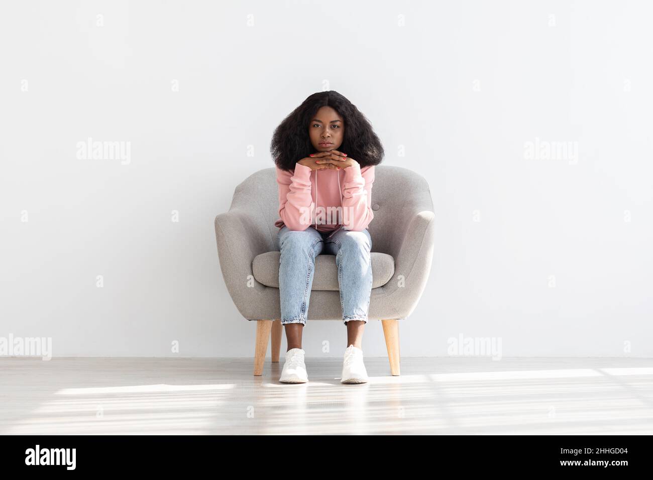 Black woman sitting hi-res stock photography and images - Alamy
