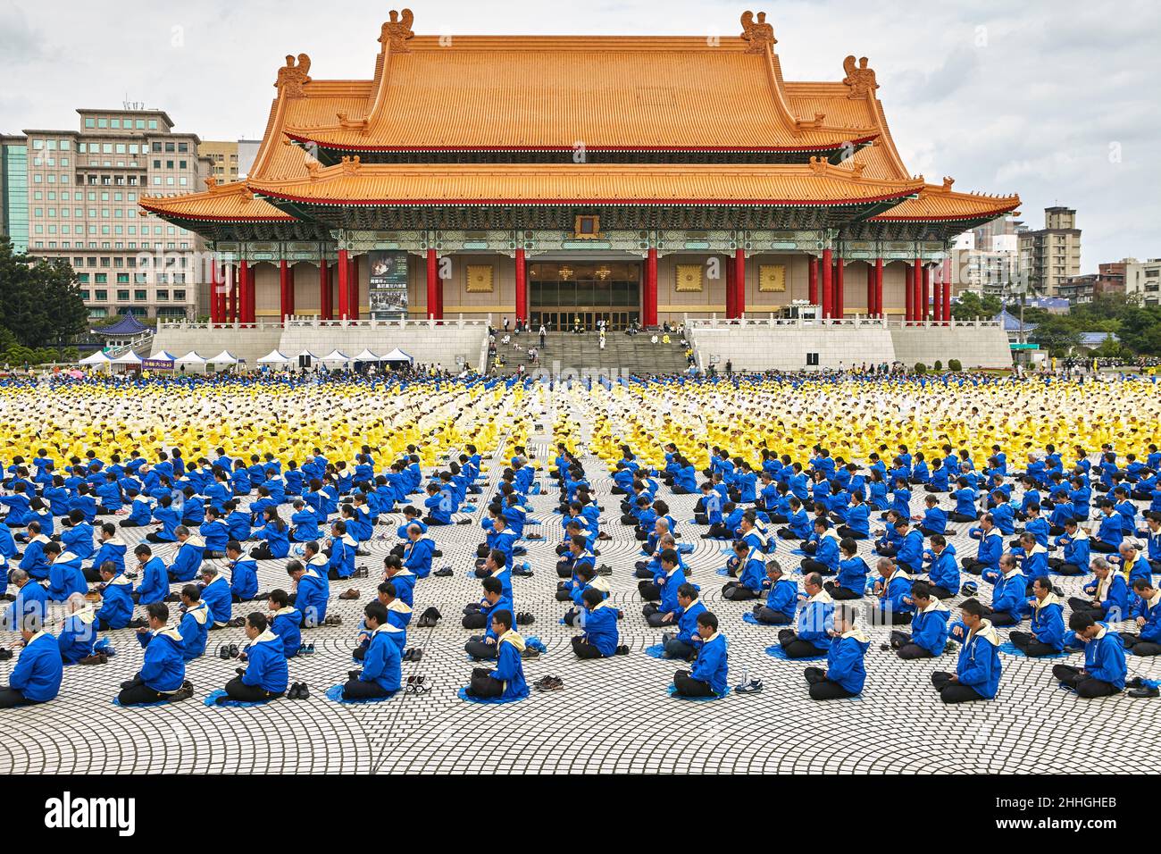 A huge of practitioners of Falun Gong (Dafa ) meditate at Taipei's