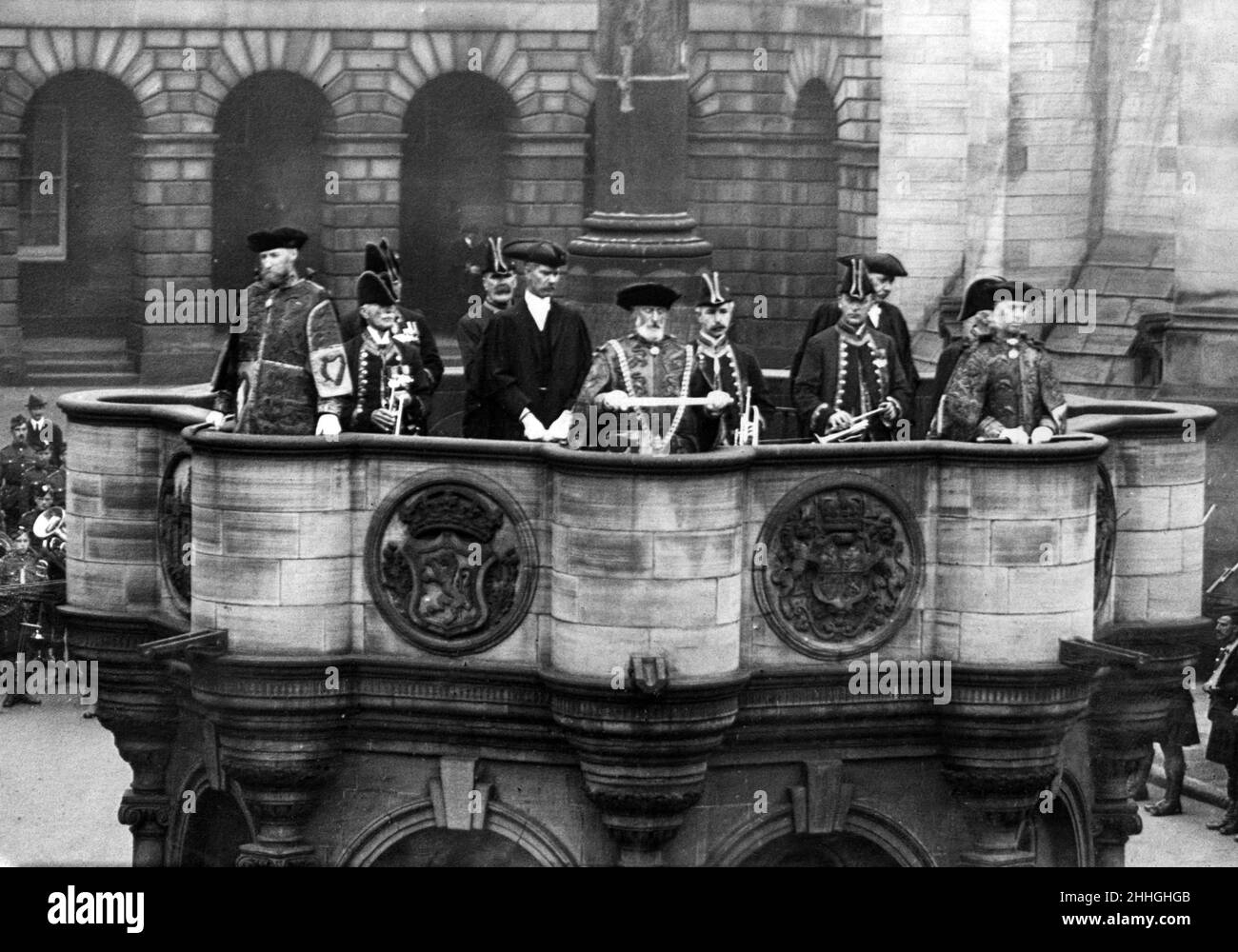 The Lyon Clerk of Edinburgh reading the proclamation at Mercat Cross summoning the peers of Scotland to choose three peers for Parliament. Edinburgh, Scotland. 29th September 1917. Stock Photo