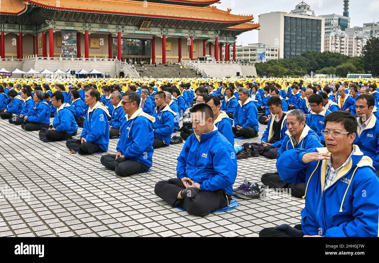 A huge of practitioners of Falun Gong (Dafa ) meditate at Taipei's