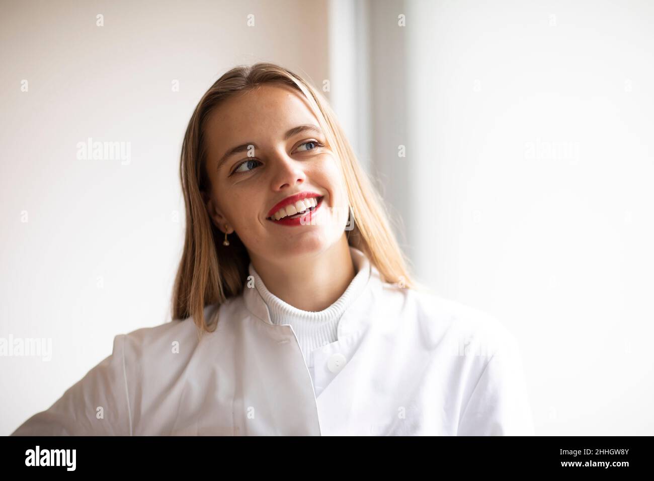 Woman in lab coat hi-res stock photography and images - Alamy