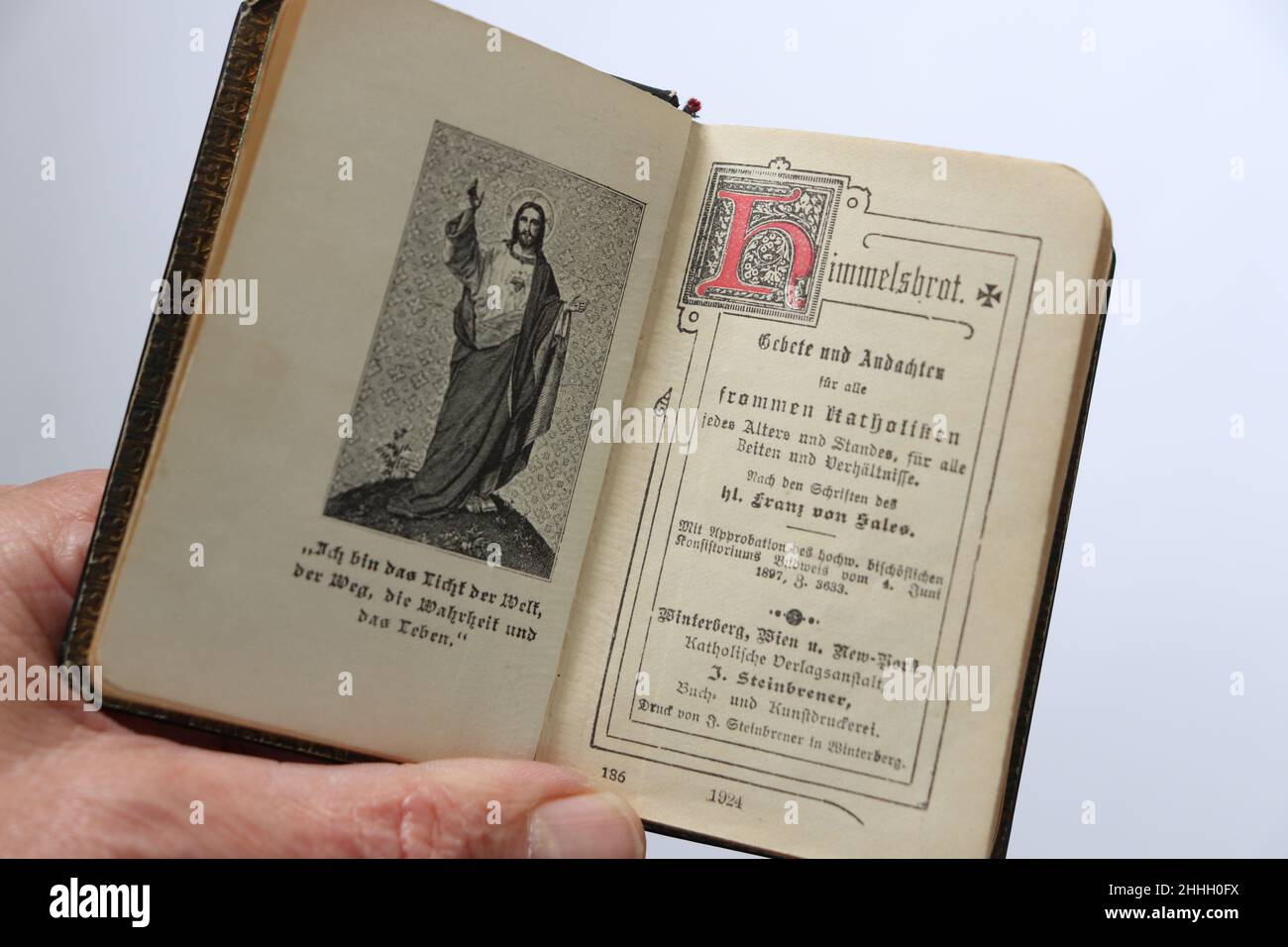 ein Mann/eine Frau liest in einem alten Gebetbuch von 1924 * an old parayer booklet of 1924 in the hands of a person Stock Photo