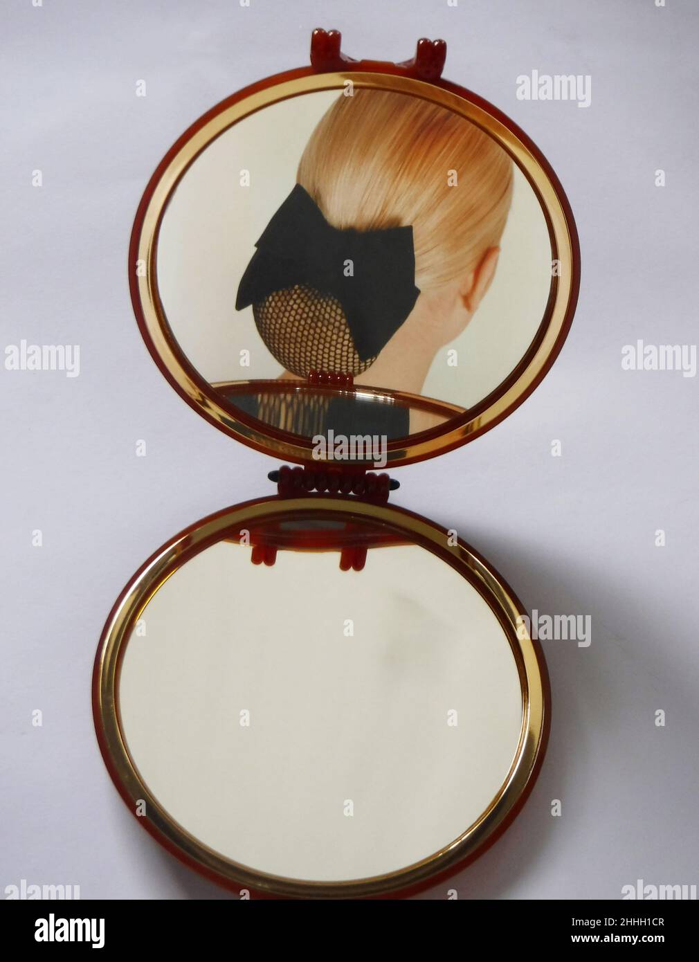 eleganter Haarschmuck im Spiegel: ein Knotennetz mit schwarzer Schleife Stock Photo