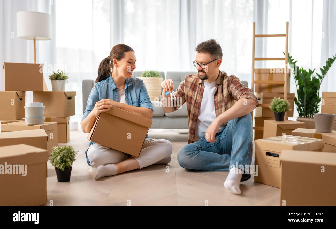 Happy young married couple are moving to new apartment Stock Photo - Alamy