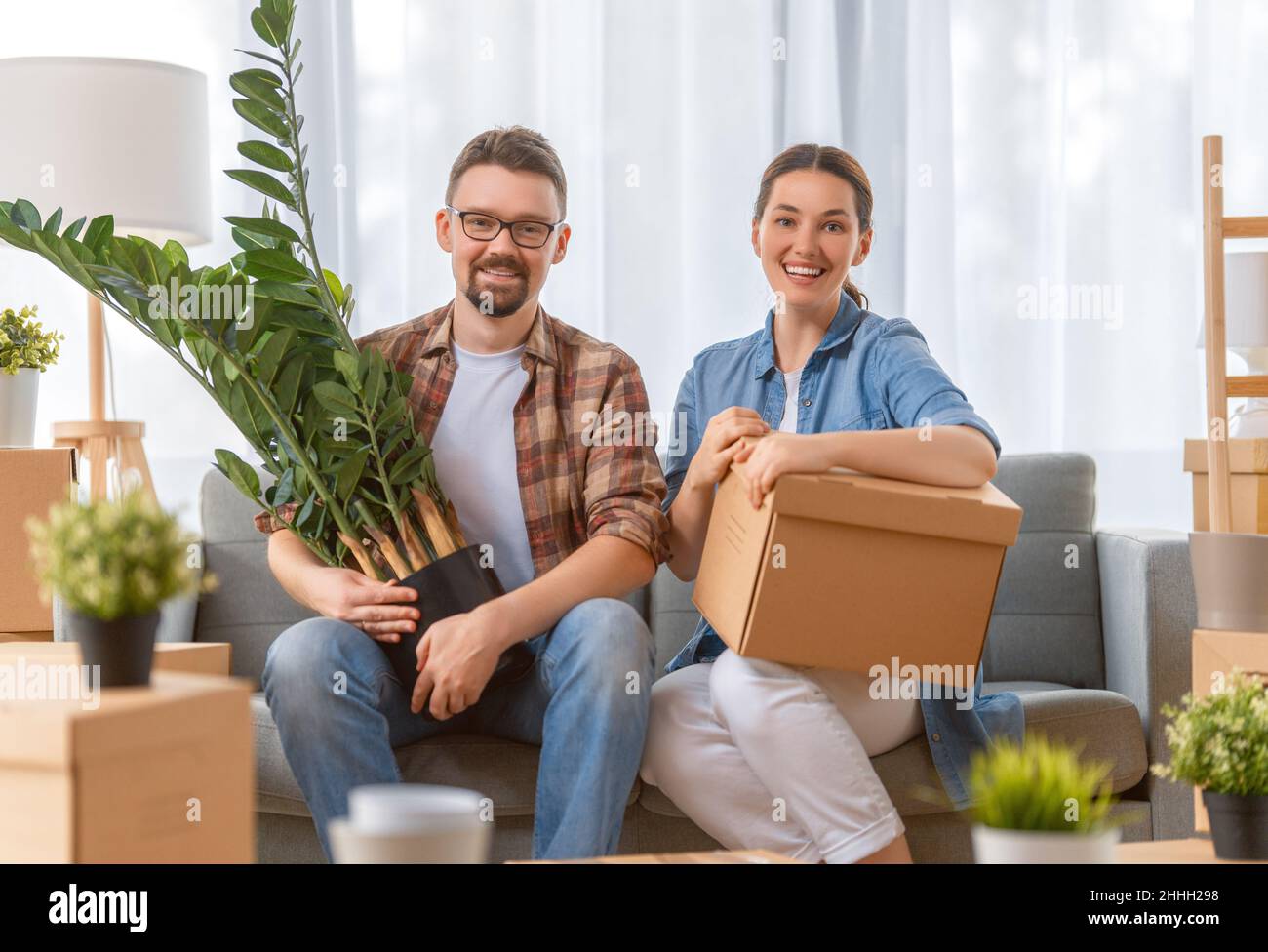 Happy young married couple are moving to new apartment Stock Photo - Alamy