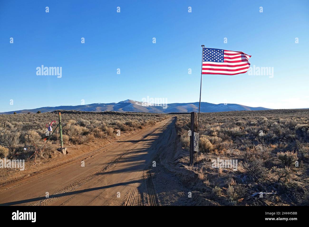 A lone American flag flies at a ranch gate in rural Oregon. Hundreds of new flags have gone up at similar gates on farms and ranches throughout centra Stock Photo