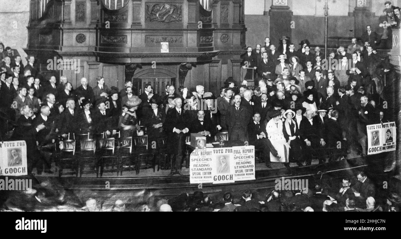 George Peabody Gooch flanked by the Father Willis organ addresses a packed Reading town hall during his campaign to win the Reading by-election for the Liberal Party. Circa 1st November 1913 Stock Photo