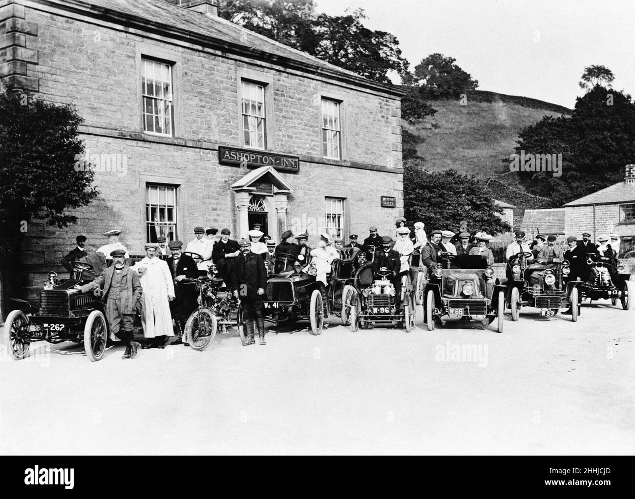 Sheffield Automobile Club outside the Ashopton Inn, Derwent, Derbyshire in 1904, now submerged under the Ladybower Reservoir. Stock Photo