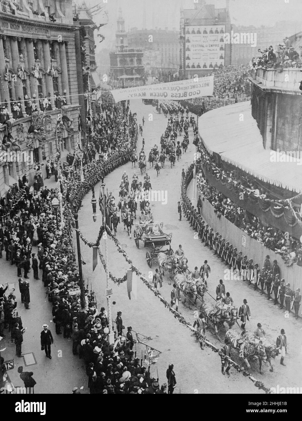 Coronation of King George V. Thousands of people cheer from the side of the road as the procession makes its way along a London street. 22nd June 1911. Stock Photo
