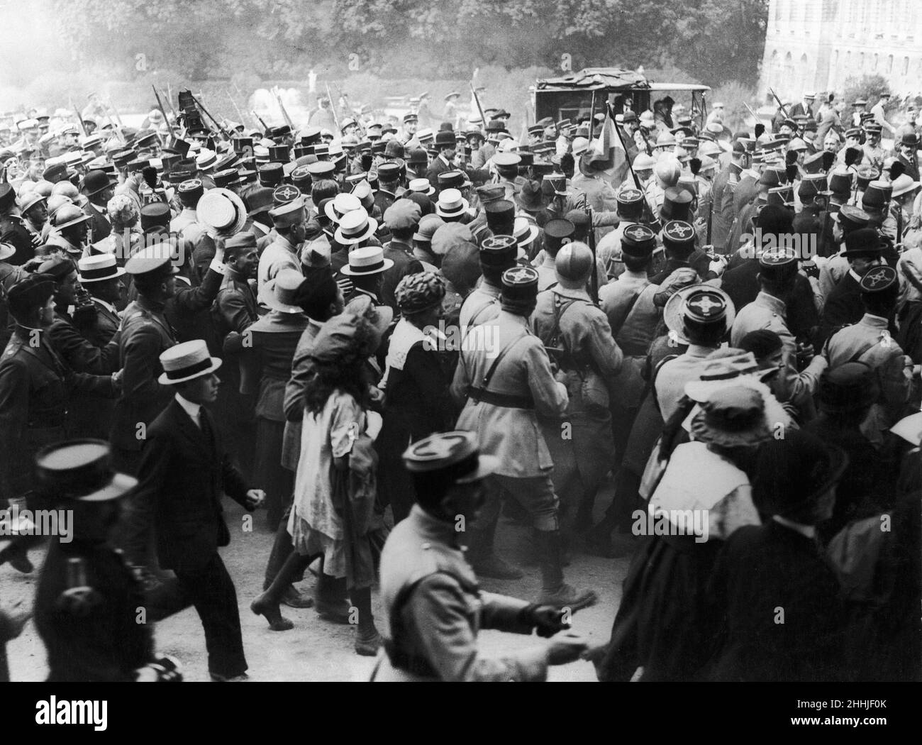 Crowds in the grounds of the Palace of Versailles shortly after the signing of the peace treaty the formally ended the First World War . 28th June 1919 Stock Photo