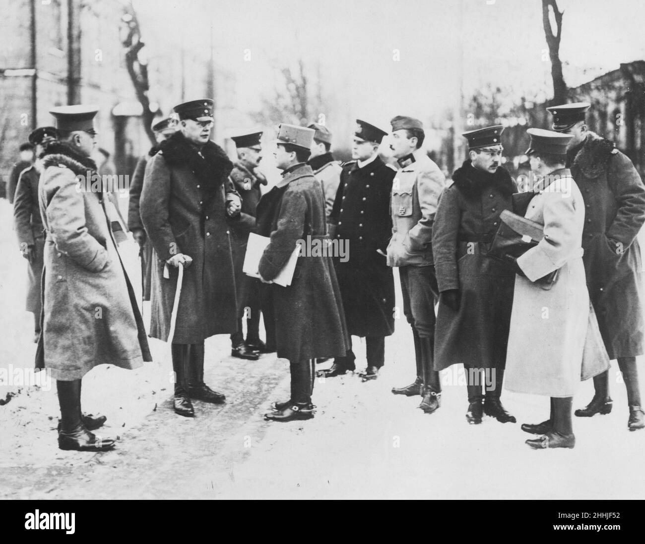 General Hoffmann, Head of the German peace delegation at Brest Litovsk in March 1918, seen here in conversation with German and Austrian delegates. The signing of the Treaty ended Soviet Russia's involvement in the First World War and allowed the Bolshevik government to concentrate on fighting the Russian civil war. 3rd March 1918 Stock Photo
