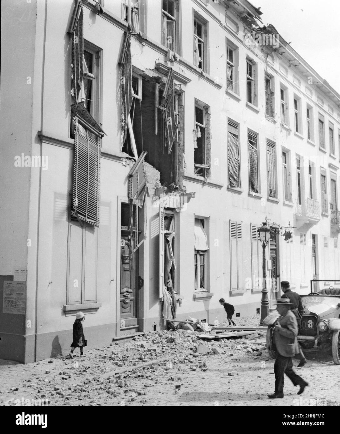 Houses damaged by German artillery in Malines ( Mechelen) Circa August / September 1914 Stock Photo
