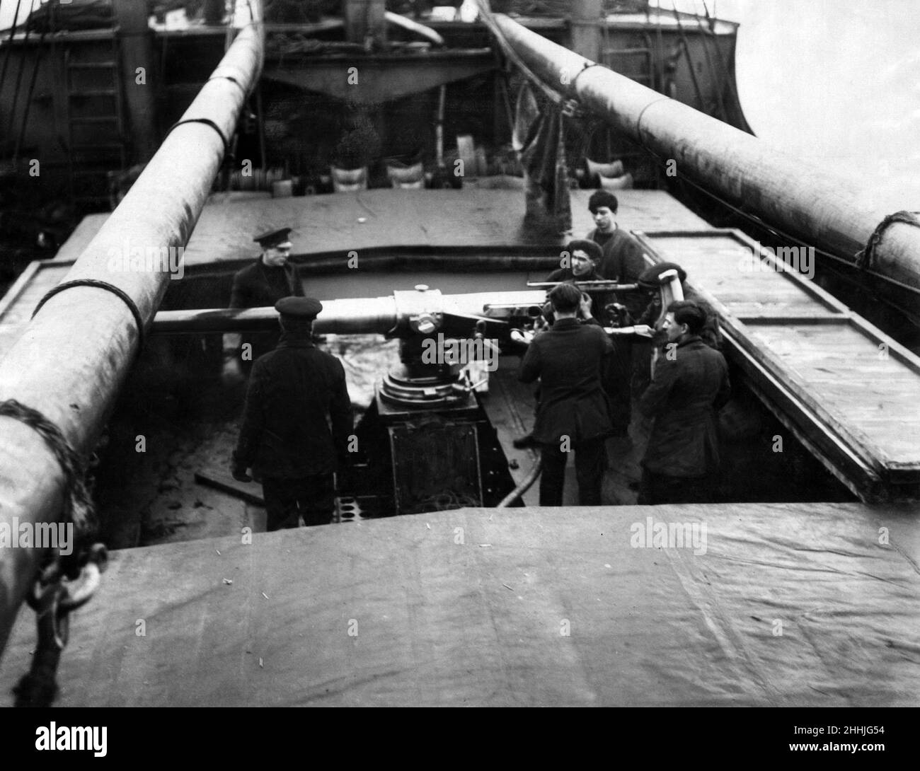 The mystery ship, HMS Suffolk Coast. The hatches opened, disclosing the useful little weapon always in constant readiness to give the U-boat pirate a warmer reception than either he anticipated or desired. A 'go-to sleep' twelve pounder gun lies on its side beneath the hatches. The pull of a lever brings it into action. 2nd December 1918. Stock Photo