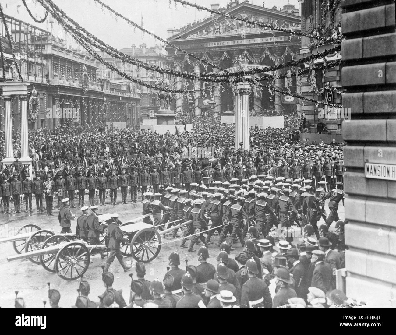 Coronation of King George V.Thousands of people cheer from the side of the road as the procession passes Mansion House opposite the Bank of England. 22nd June 1911. Stock Photo