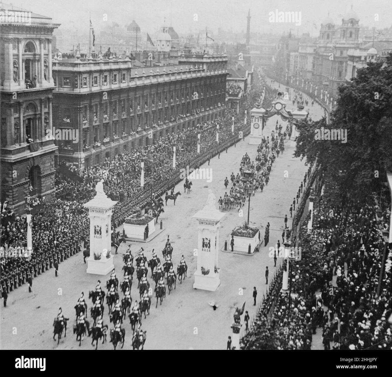 Coronation of King George V. Thousands of people cheer from the side of the road as the procession makes its way along Whitehall. 22nd June 1911. Stock Photo