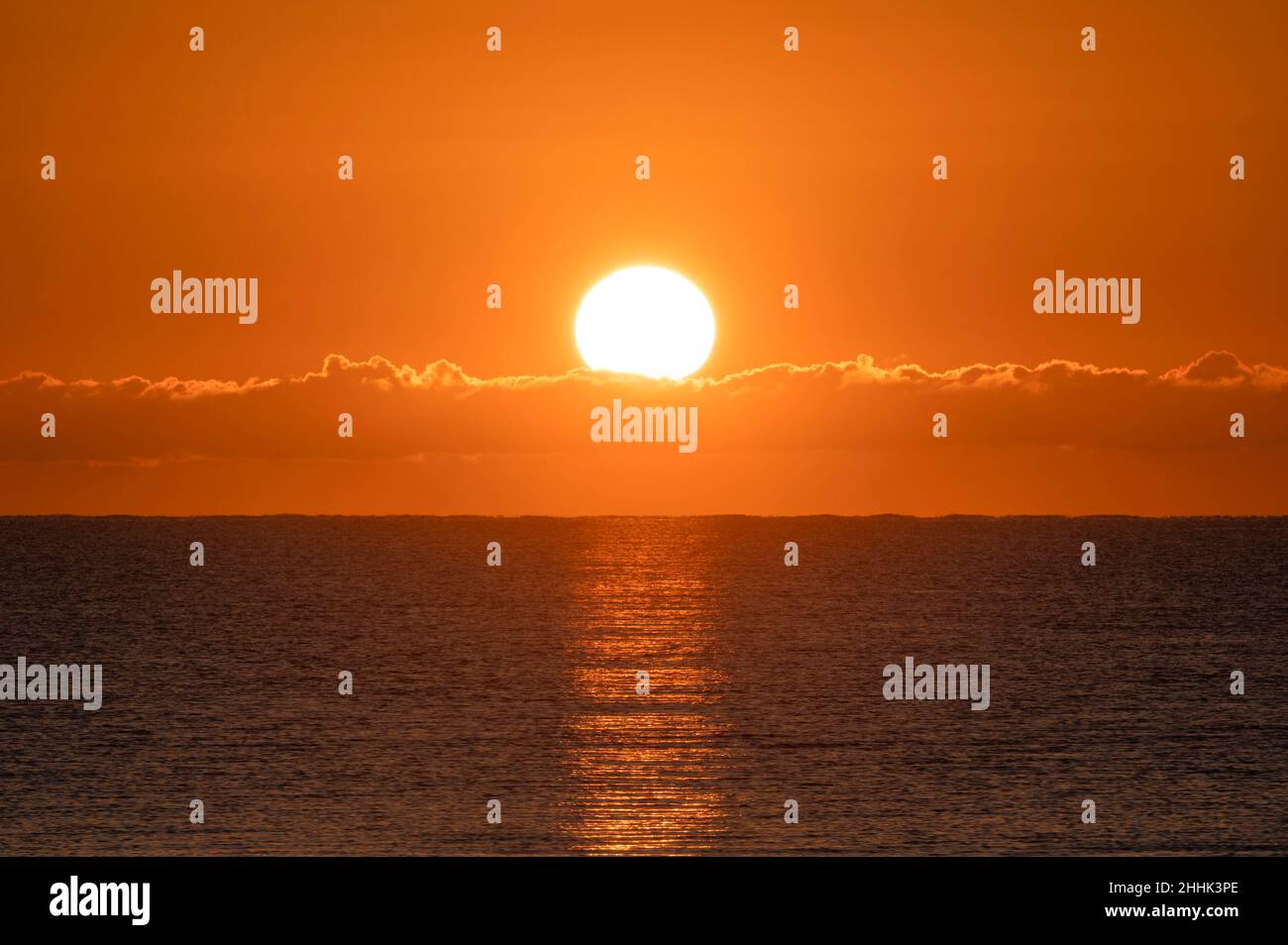 Blazing sun over water hi-res stock photography and images - Alamy