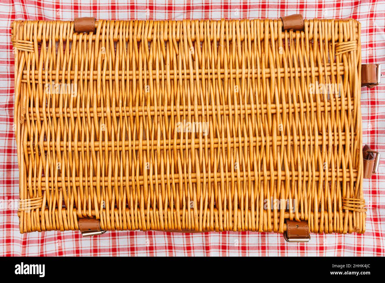 Overhead view of closed wicker picnic basket Stock Photo - Alamy