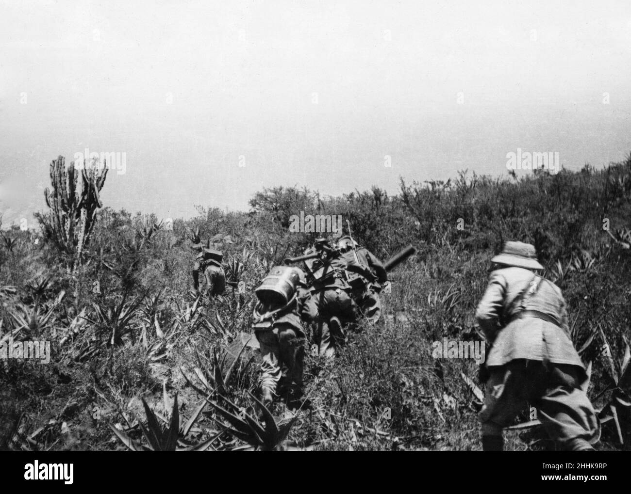 Abyssinian War October 1935Italian infantry with machine guns follow in the wake of the tanks during their advance from Adigrat to Makale Stock Photo