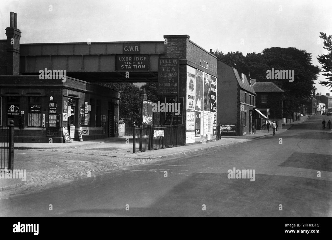 Uxbridge, High Street station, caf? under the railway bridge. Uxbridge, Greater London, Circa 1929 Stock Photo