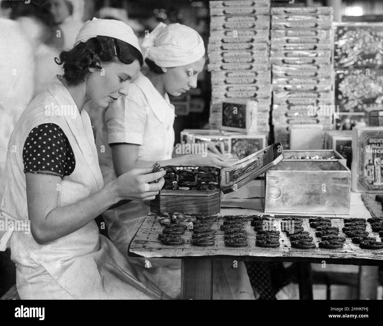 Women packing biscuits at Huntley & Palmers, Reading. 18th November 1935. Stock Photo