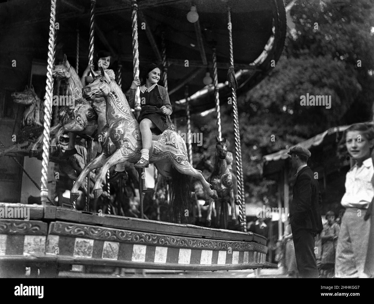 名古屋　ビジュアル系　Merry Go Round 写真　サイン入り Merry go round 1930s Black and White Stock Photos & Images - Alamy